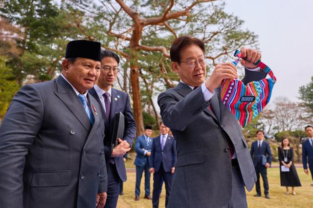 이재명 대통령과 국빈 방한한 프라보워 수비안토 인도네시아 대통령이 1일 청와대 녹지원에서 육군 태권도 시범대 공연 관람 후 선물 교환 친교 일정을 소화하고 있다 사진연합뉴스