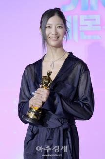 [포토] 오스카상과 함께 포즈 취하는 이재(EJAE)