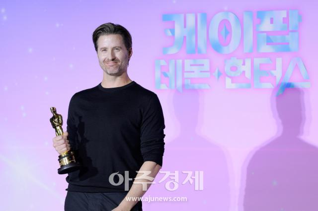 [포토] 오스카상과 함께 포즈 취하는 ​​​​​​​크리스 아펠한스(Chris Appelhans) 감독