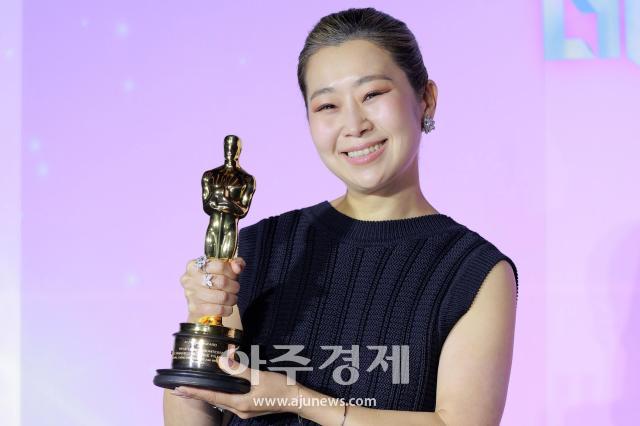 [포토] 오스카상과 함께 포즈 취하는 메기 강(Maggie Kang) 감독