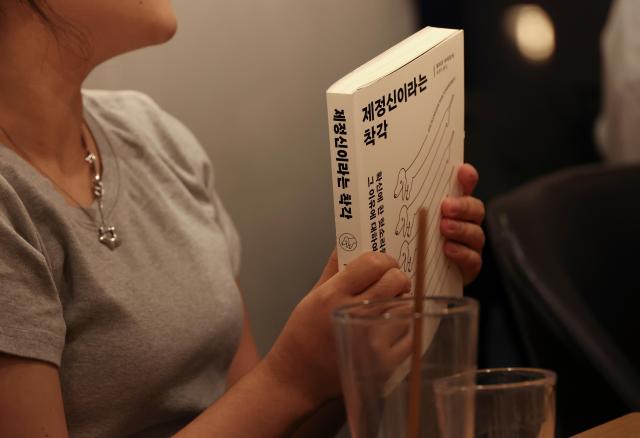 A participant shares their impressions during an “Admin Night” gathering in Gwanak-gu Seoul on the afternoon of March 31 AJP Yoo Na-hyun