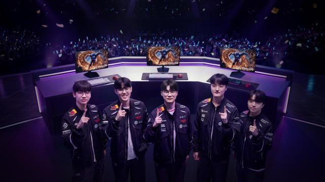 T1 선수들이 7년 연속 글로벌 1위를 차지한 삼성전자 게이밍 모니터를 소개하고 있다 사진삼성전자