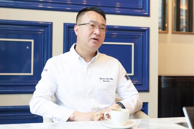 김병은 인스파이어 엔터테인먼트 리조트 총주방장이 인터뷰를 진행하고 있다 사진유대길 기자 dbeorlf123ajunewscom