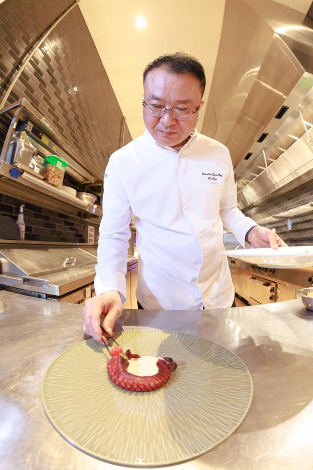 김병은 인스파이어 엔터테인먼트 리조트 총주방장이 인터뷰를 진행하고 있다 사진유대길 기자 dbeorlf123ajunewscom