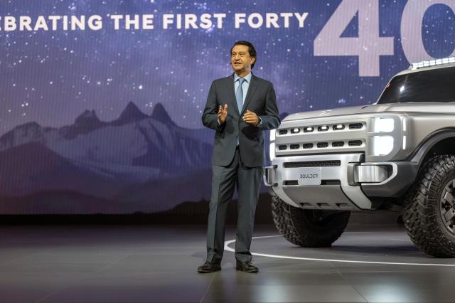 호세 무뇨스 현대차 대표이사 사장이 2026 뉴욕 국제 오토쇼 현대차 프레스 컨퍼런스에서 볼더 콘센트카를 소개하고 있다사진현대차