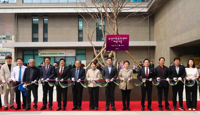 이상일 시장가운데이 개관식 참석자들과 테이프 커팅을 하고 있다사진용인시