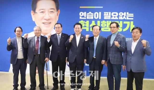허경만 전 전남지사오른쪽 셋째를 비롯해 전직 전남도 부지사들이 1일 김영록 후보 지지를 선언했다 사진김 후보 캠프