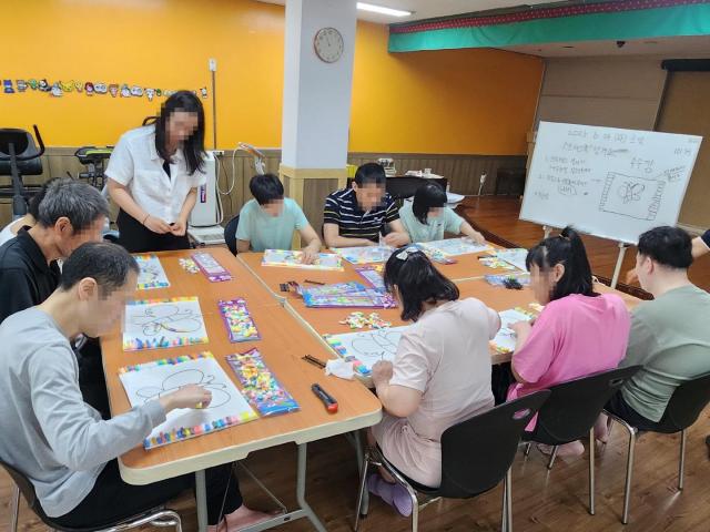 찾아가는 장애인 평생학습 프로그램 ‘와우 미술로 즐겨보는 뻔뻔Fun Fun한 행복’ 수업 현장 사진시흥시