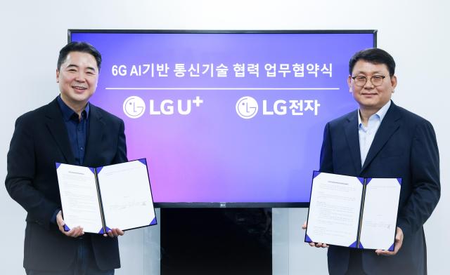 지난 1일 서울 강서구 LG사이언스파크에서 진행한 협약식에서 이상엽 LG유플러스 CTO왼쪽와 제영호 LG전자 CM표준연구소장이 기념촬영을 하고 있다 사진LG유플러스