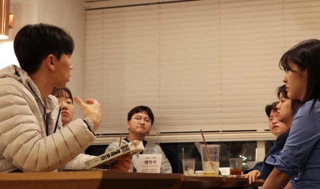 어드민 나이트 공동운영자 조현준이 사용자들에게 주의사항을 설명하고 있다 유나현