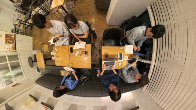 3 3월31일 오후 서울 관악구 한 카페에서 어드민 나이트 모임이 진행되고 있다 AJP유나현