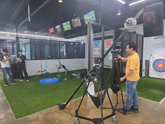 촬영팀이 중소기업 사업장에서 해외 홍보용 영상 촬영을 하고 있다사진수원시