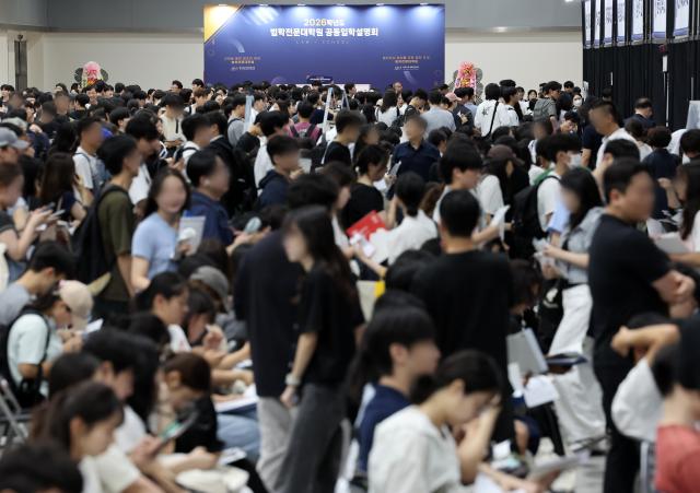 21일 서울 서초구 aT센터에서 열린 2026학년도 법학전문대학원 공동입학설명회에서 수험생들이 상담을 위해 대기하고 있다. [사진=연합뉴스]