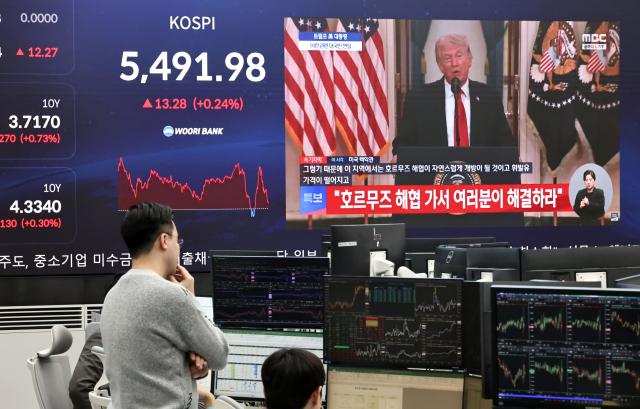 2일 서울 중구 우리은행 본점 딜링룸 현황판에 도널드 트럼프 미국 대통령의 이란 전쟁 관련 대국민 연설 화면이 나오고 있다 사진연합뉴스