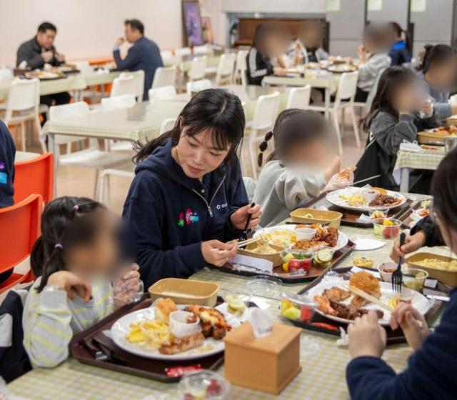 아워홈 임직원 봉사단이 아이들과 이야기를 나누는 모습 사진아워홈