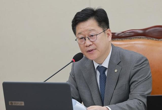 2일 국회에서 열린 기후에너지환경노동위원회 전체회의에서 위원장인 안호영 더불어민주당 의원이 사임 인사를 하고 있다 사진연합뉴스