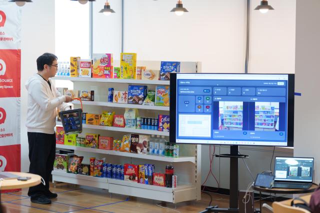김태훈 딥핑소스 대표가 2일 서울 역삼동 사옥에서 자사의 스토어 케어 솔루션을 소개하고 있다 사진딥핑소스
