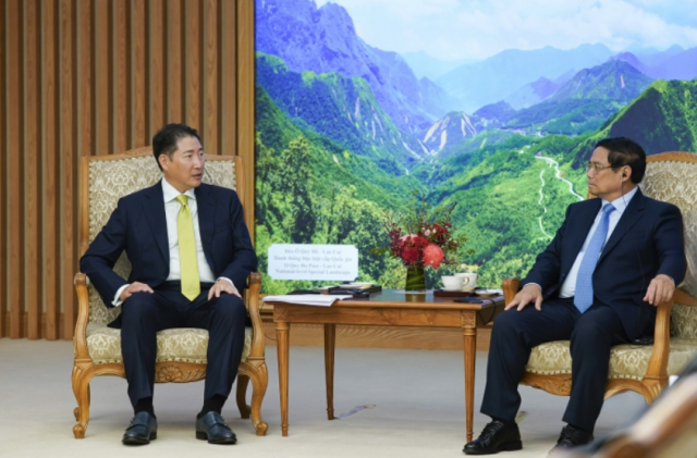 과거 베트남에서 판 민 찐 총리오른쪽와 만나 협력 방안을 논의하는 조현준 효성 회장 사진효성