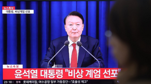 윤석열 대통령이 비상계엄을 선포한 지난 2024년 12월 3일 서울역에 관련 뉴스가 나오고 있다 사진연합뉴스