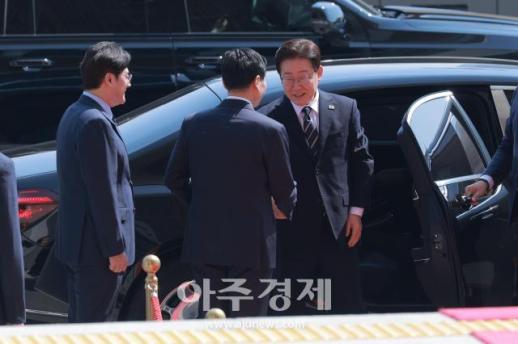 [포토] 이재명 대통령, 전쟁 추경 시정연설 위해 국회 도착