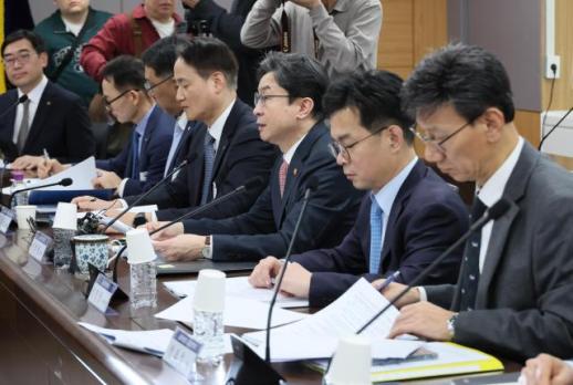 가계대출 고삐 더 죄는 당국…은행권 기업대출서 활로 찾는다