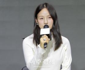 Lee Hyori’s Yoga Studio Bars Unwanted Physical Contact, Personal Requests