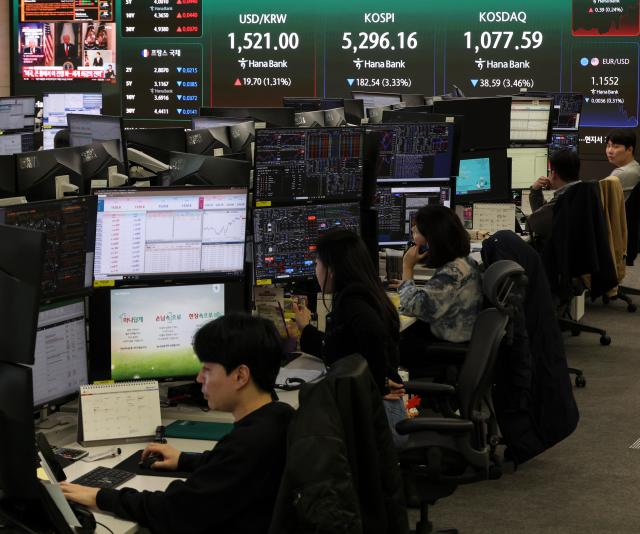 KOSPI tumbles and USD-KRW soars after US President  Donald Trump makes prime-time address on Iran war on April 1 local time Photo shows a Hana Bank dealing room in Myeongdong Seoul April 2 2026 AJP Yoo Na-hyun
