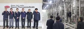 Hanmi Pharmaceutical CEO Hwang Sang-yeon makes first official visits to plants, R&D center