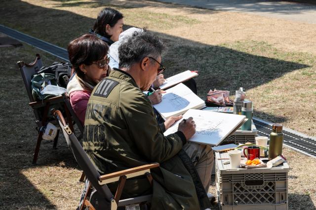 Citizens take a rest at Yongsan Park in Seoul’s Yongsan District on April 2 AJP Yoo Na-hyun
