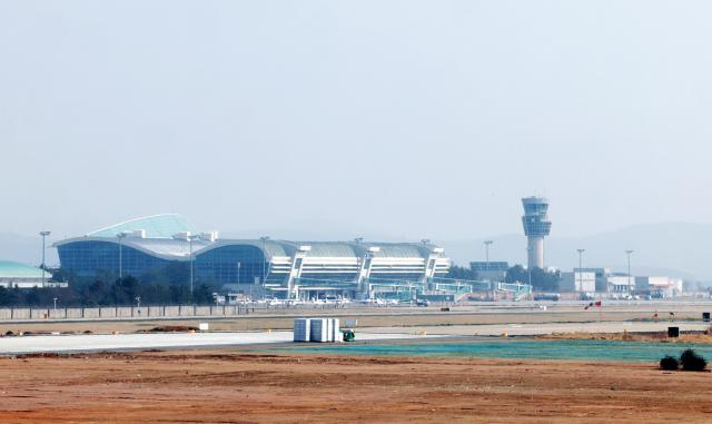 국방부는 2일 광주 군 공항 이전을 위한 예비 이전후보지로 전남 무안군 망운면 일대를 선정했다고 밝혔다 사진은 이날 오후 전남 무안군 망운면에 있는 무안국제공항의 모습 사진연합뉴스
    