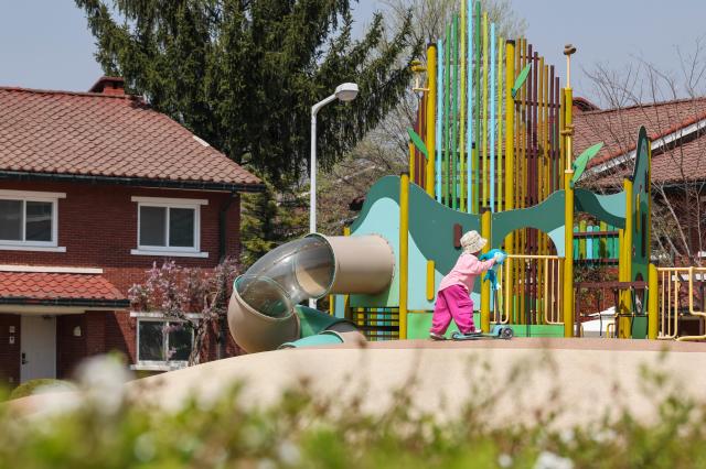 A child plays at a playground in Yongsan Park in Seoul’s Yongsan District on April 2 AJP Yoo Na-hyun