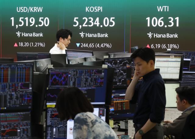 2일 서울 중구 하나은행 본점 딜링룸에 코스피 등이 표시되고 있다 이날 트럼프 대통령이 이란을 상대로 강경 발언을 내놓으면서 원달러 환율이 20원 가까이 반등했다 코스피는 24465포인트447 하락한 523405 거래를 마쳤으며 코스닥도 5984포인트536 떨어진 105634로 마감했다 사진연합뉴스