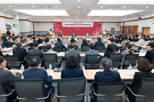 강릉시가 시청 대회의실에서 김홍규 시장 주재로 확대간부회의를 개최하고 있다 사진강릉시