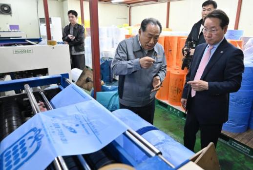 유정복, 종량제봉투 생산업체 점검…수급 불안 우려 없다