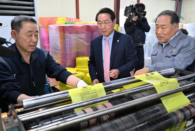 유정복 인천광역시장이 2일 미추홀구 종량제 봉투 제작업체에서 생산라인을 살펴보고 있다 사진인천시