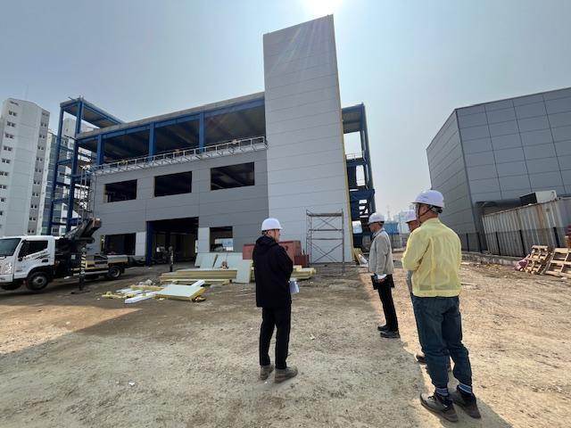 김현갑 화성특례시 효행구 도시건축과장이 관내 소규모 건축공사 현장을 방문해 공사 진행 상황과 안전관리 실태를 점검하고 있다 사진화성시