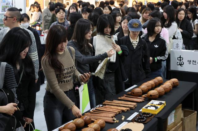 Visitors look around the exhibition hall during the 2026 Seoul International Buddhism Expo at COEX in Seoul’s Gangnam district on April 2 AJP Yoo Na-hyun