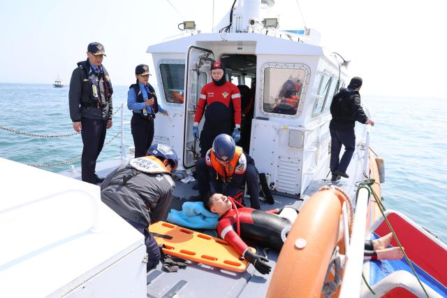 청장 직접 입수 동해해경청 구조 대응력 점검 동해해경청장뒤왼쪽에서 3번째 사진동해해경청