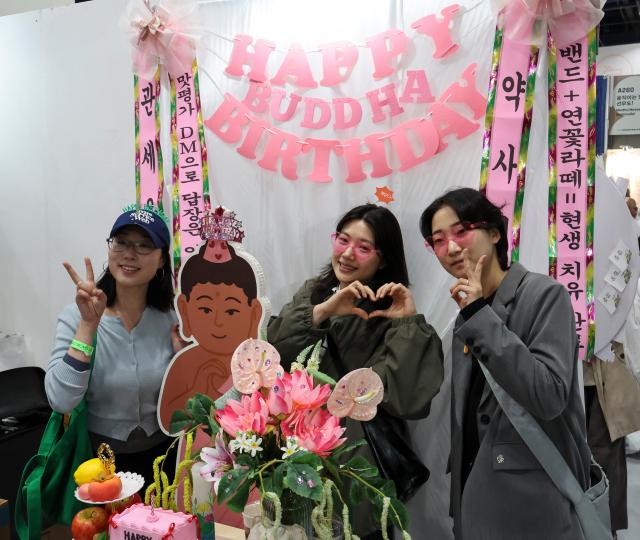 Visitors take commemorative photos at the “Buddha Birthday Party” cafe during the 2026 Seoul International Buddhism Expo at COEX in Seoul’s Gangnam district on April 2 AJP Yoo Na-hyun