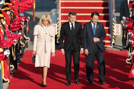 马克龙与夫人抵达首尔