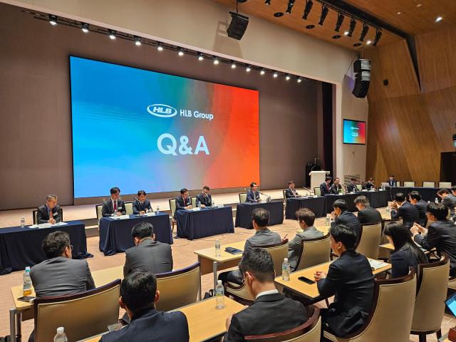 HLB 상장사 대표들이 개별 발표 이후 진행된 통합 Q&A에 질의응답을 하고 있다.[사진=HLB]