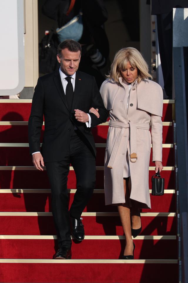 에마뉘엘 마크롱 프랑스 대통령과 브리지트 마크롱 여사가 2일 성남 서울공항을 통해 방한하고 있다 사진연합뉴스