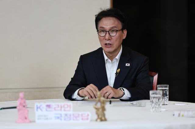 김민석 국무총리가 지난 31일 서울 종로구 삼청동 총리공관에서 유튜브 생방송으로 진행되는 K-온라인 국정문답에서 발언하고 있다 사진연합뉴스