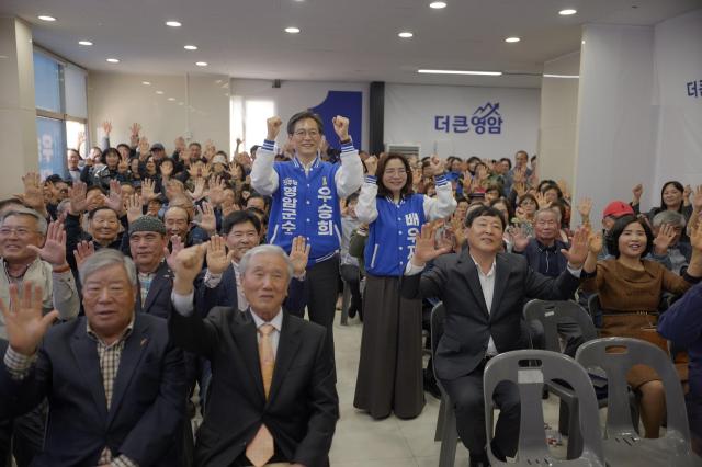 우승희 영암군수 예비후보가 2일 지지자 등 1000여 명이 운집한 가운데 선거사무소 개소식을 성대하게 개최하며 세를 과시했다사진우승희 선거사무실