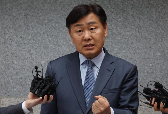 돈 봉투 살포 의혹에 휩싸인 김관영 전북특별자치도지사가 1일 도청에서 취재진에게 청년들에게 대리비를 줬다가 회수했다며 당 윤리감찰단에 있는 그대로 소명하겠다고 밝히고 있다  사진연합뉴스