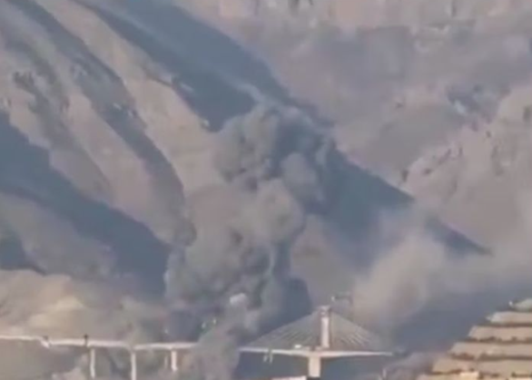 2일현지시간 이란 수도 테헤란과 서부 카라즈를 연결하는 B1 교량이 폭격 당해 검은 연기가 일어나고 있다 사진도널드 트럼프 미국 대통령의 SNS 영상 캡처