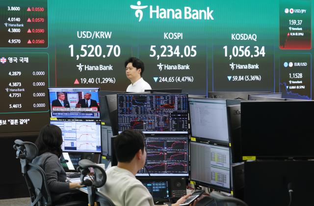 지난 2일 서울 중구 하나은행 본점 딜링룸에 코스피 등이 표시되고 있다 사진연합뉴스