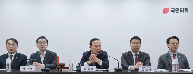 국민의힘 공천관리위원장인 박덕흠 의원이 2일 서울 영등포구 여의도 중앙당사에서 열린 공관위 첫 회의에서 발언하고 있다 사진연합뉴스