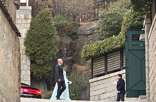 고故 아산 정주영 현대그룹 명예회장의 25주기를 맞아 장손인 정의선 현대자동차그룹 회장이 청운동 자택에 들어서고 있다 사진연합뉴스