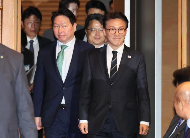 김민석 국무총리와 최태원 대한상의 회장이 지난달 31일 서울 중구 대한상의에서 열린 제53회 상공의 날 기념식에 참석하고 있다 사진연합뉴스